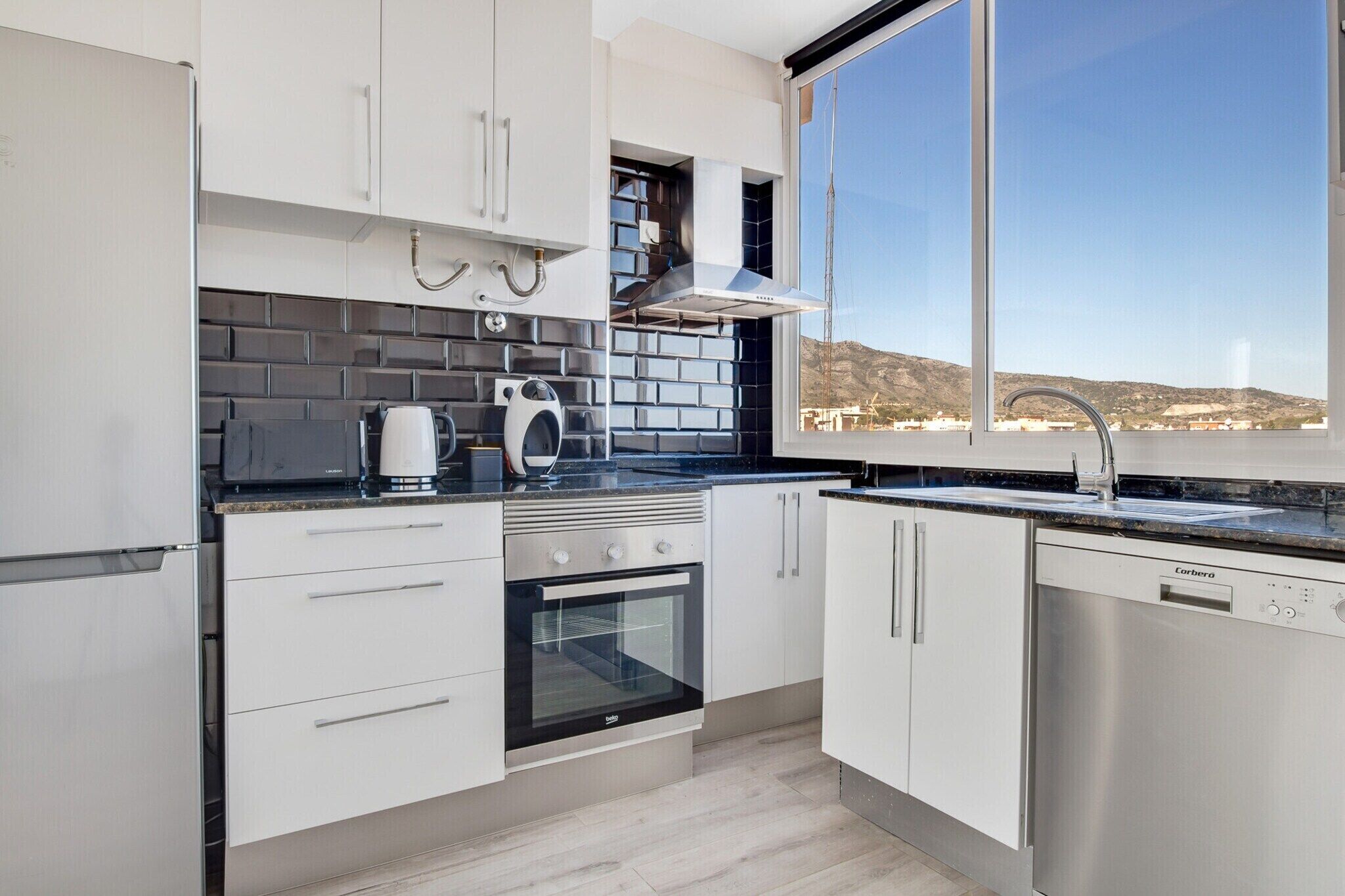 Køleskab, mikrobølgeovn, ovn, kogeplade