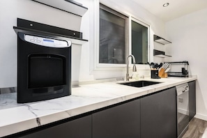 Frigorifero, microonde, forno, piano cottura