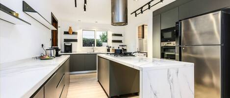 Réfrigérateur, four à micro-ondes, un four, surface de cuisson
