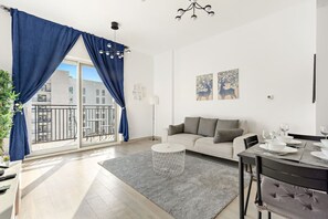 Smart TV - 1BR Water’s Edge w/ Canal Views & Pool Access Near Attractions (Yas Island)