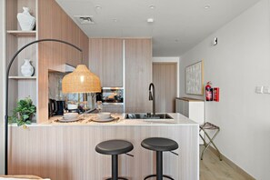 Fridge, microwave, oven, stovetop - FIRST CLASS | Bali Studio | PS5 • Pool • JVT (Dubai)