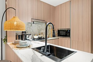 Mikrowelle, Herdplatte, Wasserkocher mit Kaffee-/Teezubehör, Toaster