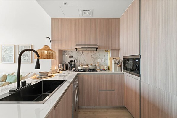 Mikrowelle, Herdplatte, Wasserkocher mit Kaffee-/Teezubehör, Toaster