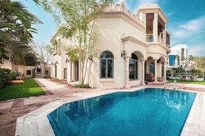 حمام سباحة