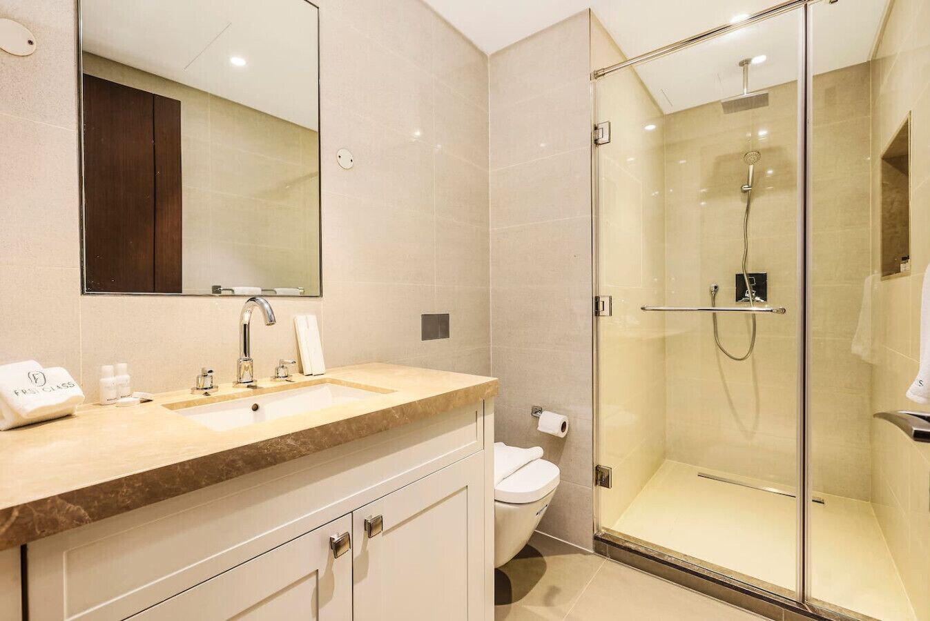 Kostenlose Toilettenartikel, Haartrockner, Hausschuhe, Handtücher