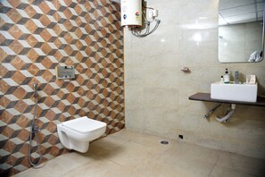 FamilieTwin kamer, balkon | Badkamer | Een douche, zeep, shampoo, toiletpapier