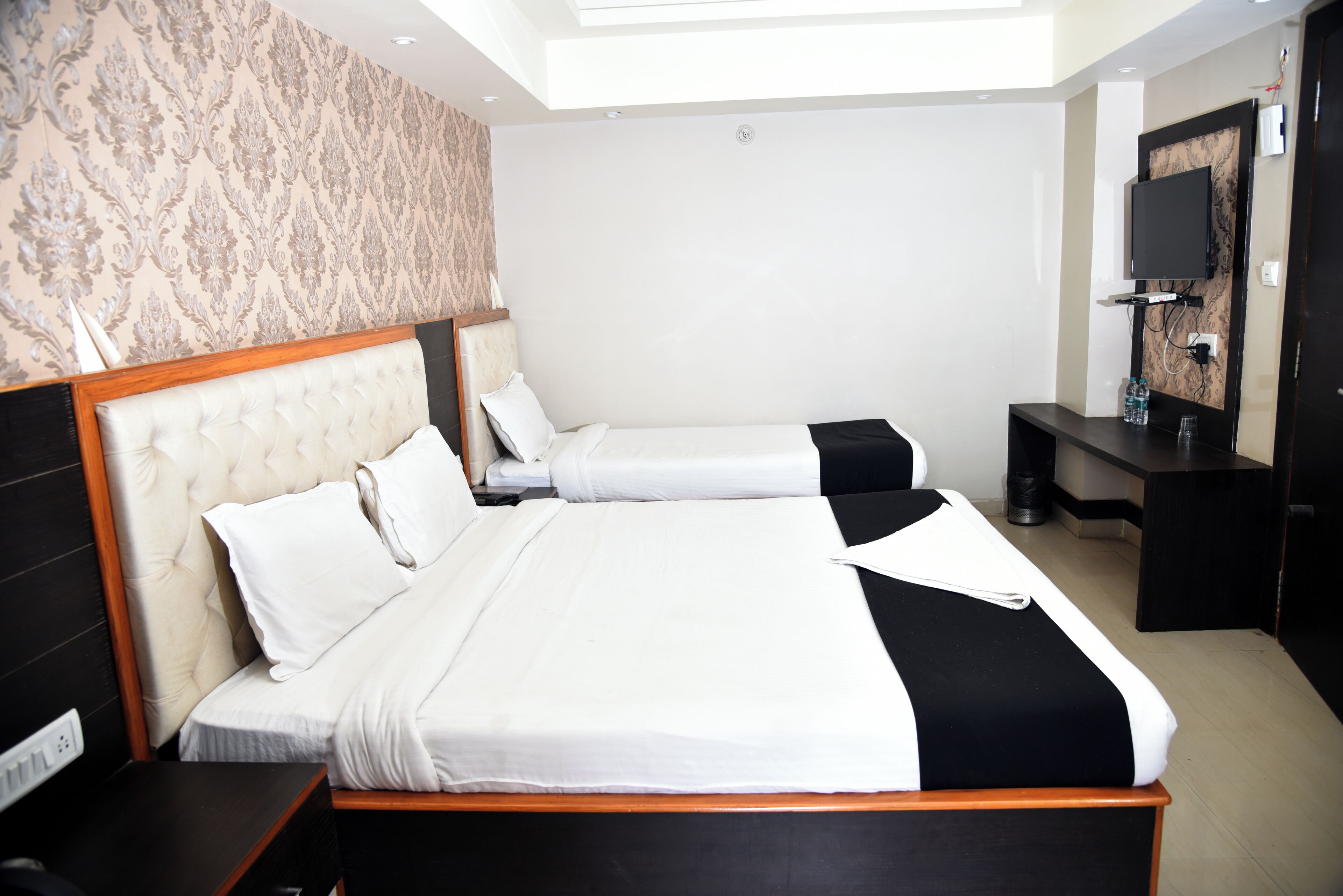 Habitación familiar con 2 camas individuales, balcón | Escritorio, espacio para trabajar con laptop y wifi gratis 