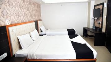 Habitación familiar con 2 camas individuales, balcón | Escritorio, espacio para trabajar con un portátil, wifi gratis