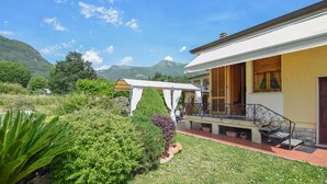 A house with a balcony, a pergola, and a mountain view. - Stunning home in Camaiore with WiFi (Camaiore)