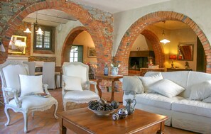 Smart-TV, Kamin, Tischtennisplatte