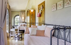 6 bedrooms, iron/ironing board, travel cot, free WiFi