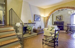 Smart TV, fireplace, ping pong