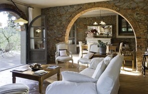 Smart TV, fireplace, ping pong