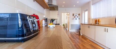 冷蔵庫、電子レンジ、オーブン、コンロ