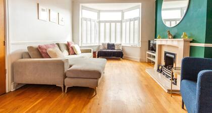 Charming Getaway: 3BR Home in the Heart of Chester