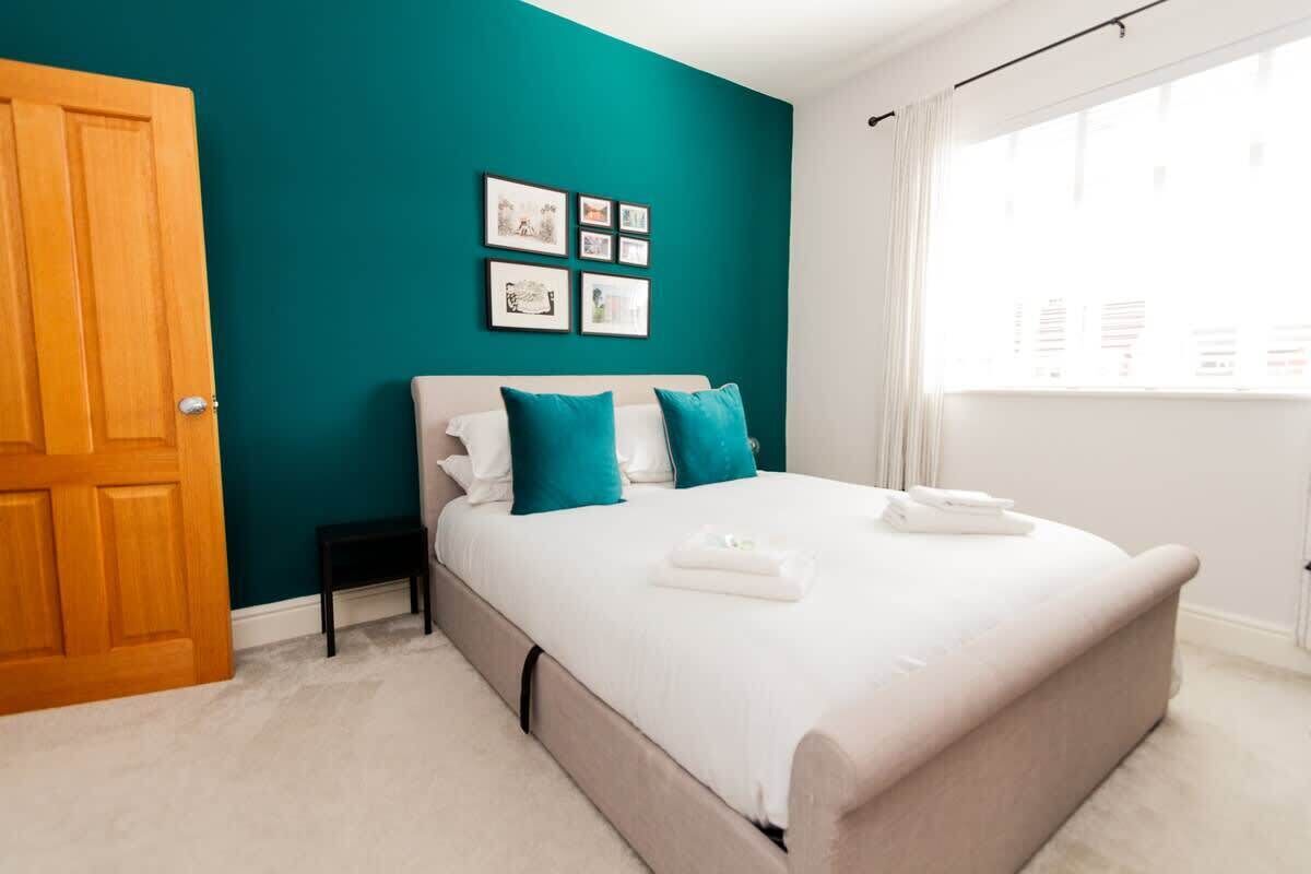 3 bedrooms, iron/ironing board, free WiFi, bed sheets