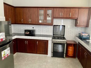 Microondas, horno y placa de cocina