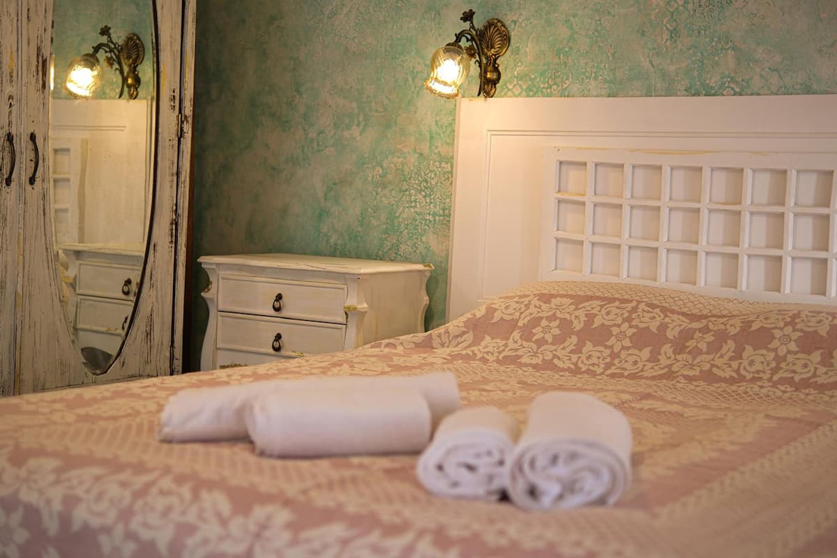 Hera Deluxe Suite, Partial Sea View | 1 bedroom, Egyptian cotton sheets, premium bedding