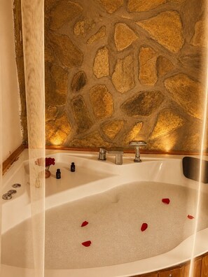 PRUVA - Deluxe Room, Courtyard View | Jetted bathtub - Pangea Sığacık (Seferihisar)