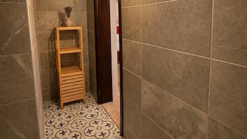 ISKANCA - Economy Room | Bathroom