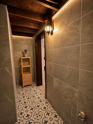 ISKANCA - Economy Room | Bathroom | Shower, hydromassage showerhead, eco-friendly toiletries, hair dryer - Pangea Sığacık (Seferihisar)