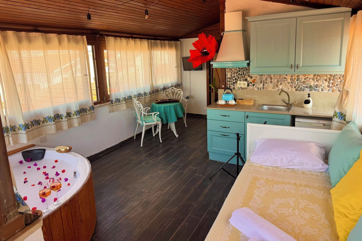 Zeus Deluxe Suite , Sea View | 1 bedroom, Egyptian cotton sheets, premium bedding