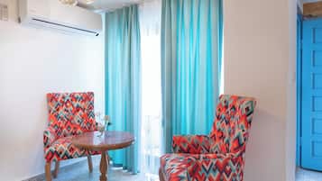 PRUVA - Deluxe Room, Courtyard View | Living area