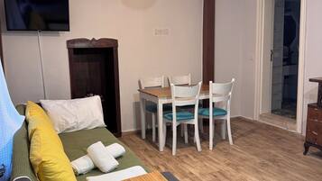 Siren Deluxe Suite, Courtyard View | 1 bedroom, Egyptian cotton sheets, premium bedding