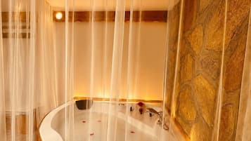 PRUVA - Deluxe Room, Courtyard View | Private spa tub