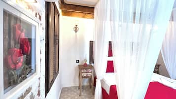 VELENA - Deluxe Room, Courtyard View | 1 bedroom, Egyptian cotton sheets, premium bedding