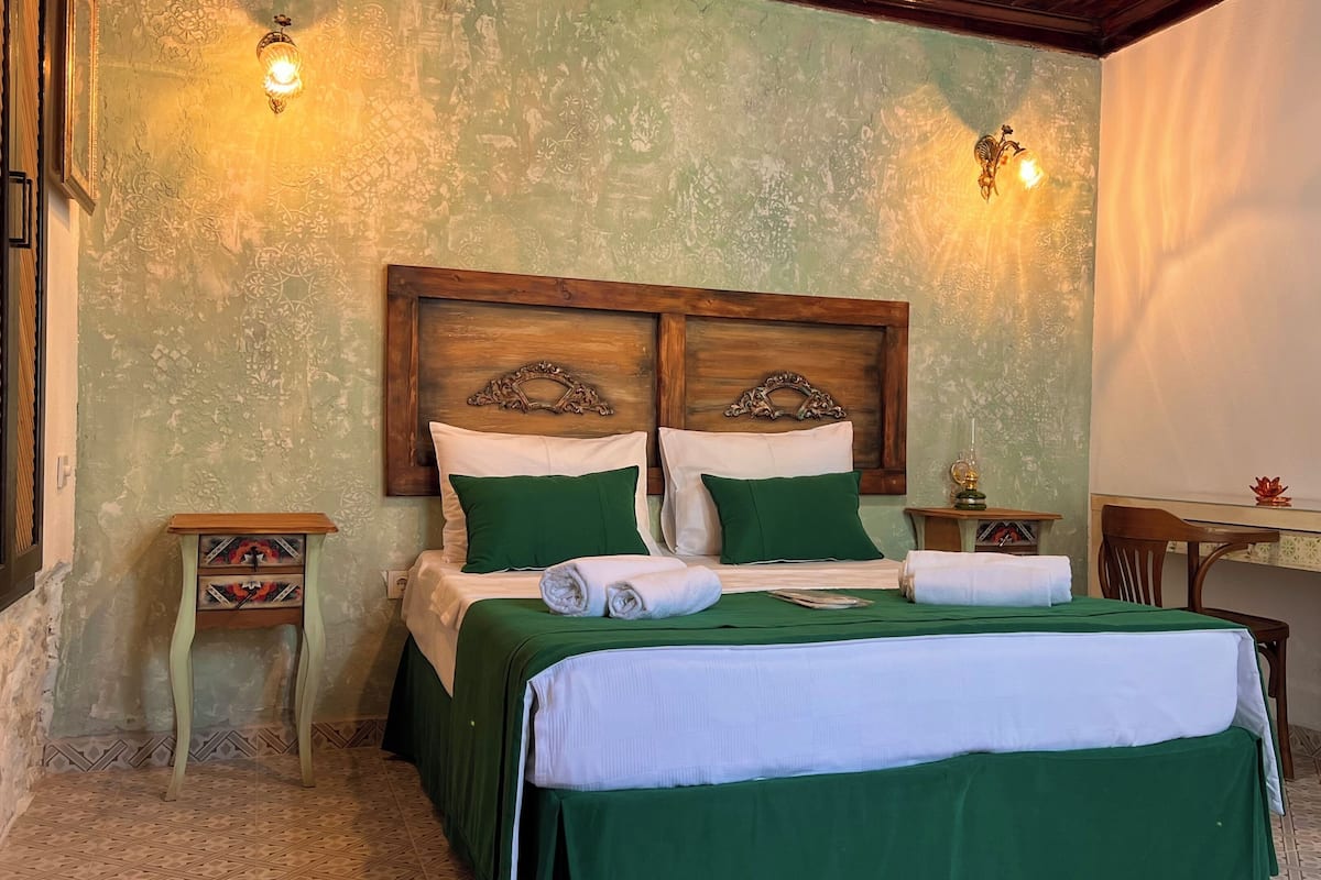 ALESTA - Deluxe Double or Twin Room, Non Smoking, Courtyard View | 1 hálószoba, egyiptomi pamut ágynemű, prémium ágynemű és íróasztal