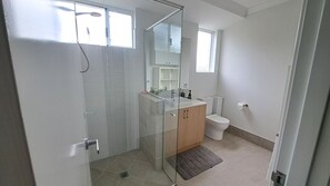 Shower, towels, shampoo, toilet paper - Self-Contained Studio in Kealy, Vasse – Private, Modern & Central- Vasse Apartment (Vasse)