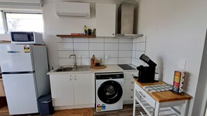 Een koelkast, een magnetron, een oven, een kookplaat