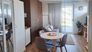 Smart TV - Self-Contained Studio in Kealy, Vasse – Private, Modern & Central- Vasse Apartment (Vasse)