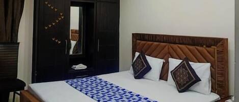 Deluxe Double Room | Soundproofing, iron/ironing board, free WiFi