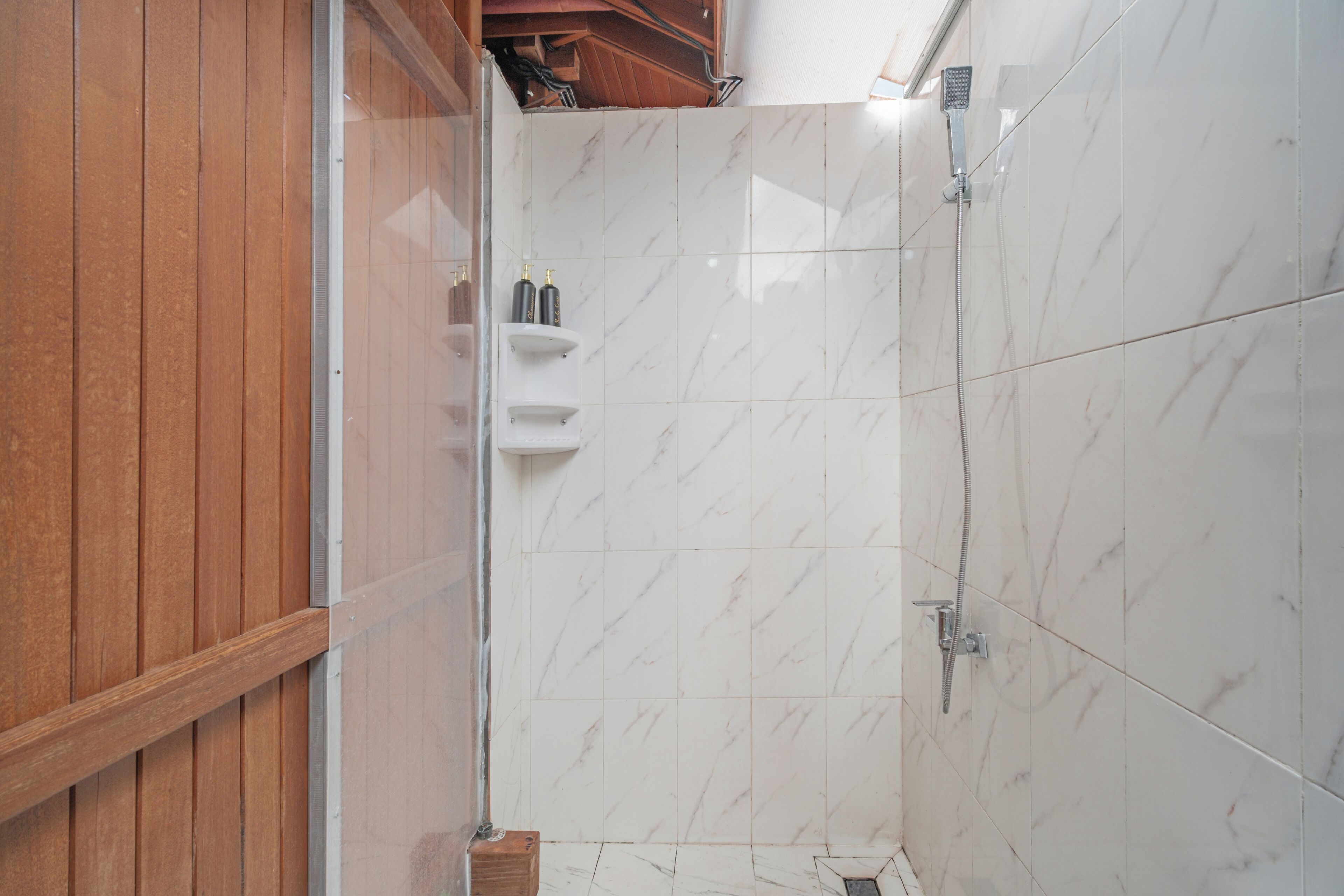 Camera Standard, balcone, vista piscina | Bagno | Doccia, asciugamani, sapone, shampoo