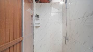 Camera Standard, balcone, vista piscina | Bagno | Doccia, asciugamani, sapone, shampoo