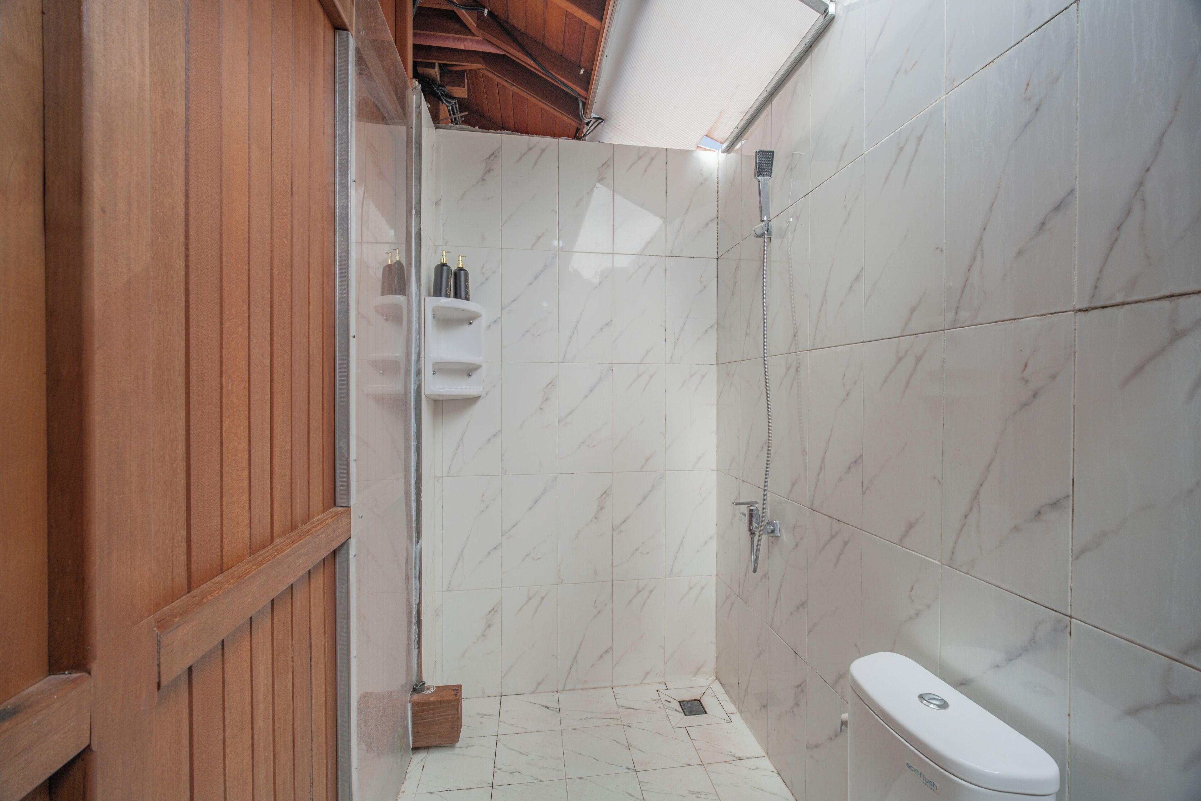 Habitación estándar, balcón, vistas a la piscina | Baño | Ducha, toallas, jabón y champú