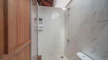 Habitación estándar, balcón, vistas a la piscina | Baño | Ducha, toallas, jabón y champú