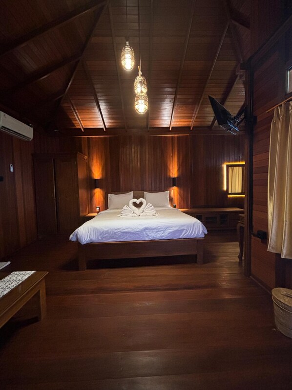 Standard-huone, parveke, näköala uima-altaalle | Minibaari, työpöytä, silitysrauta/-lauta, ilmainen Wi-Fi