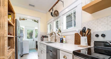 Lotus · Oriental Charm near Downtown and River