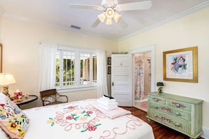 2 bedrooms, desk, iron/ironing board, WiFi
