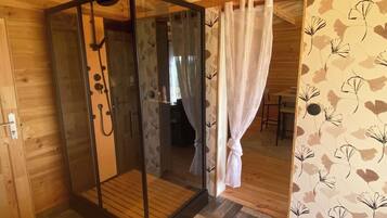 Een haardroger, handdoeken, zeep, toiletpapier