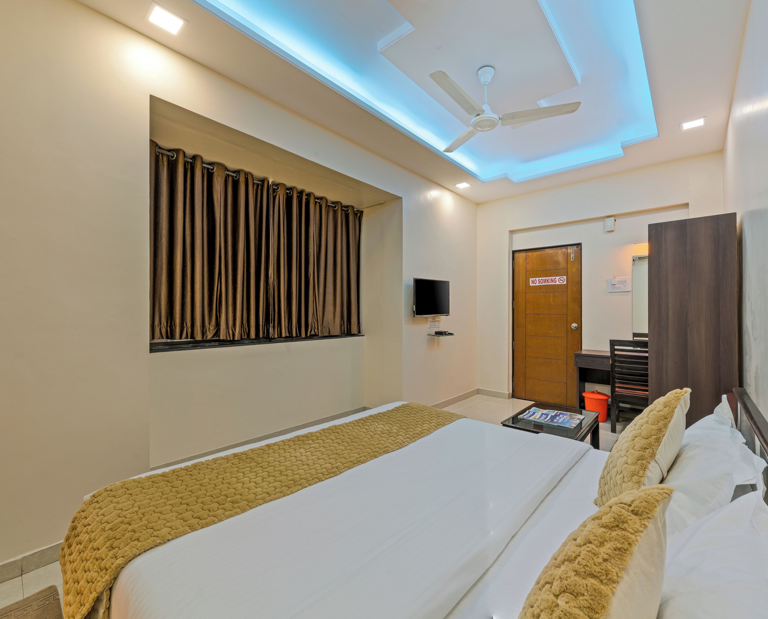 مكتب وواي فاي مجانًا وملاءات أسرّة