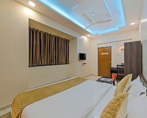 Escritorio, wifi gratis y ropa de cama 