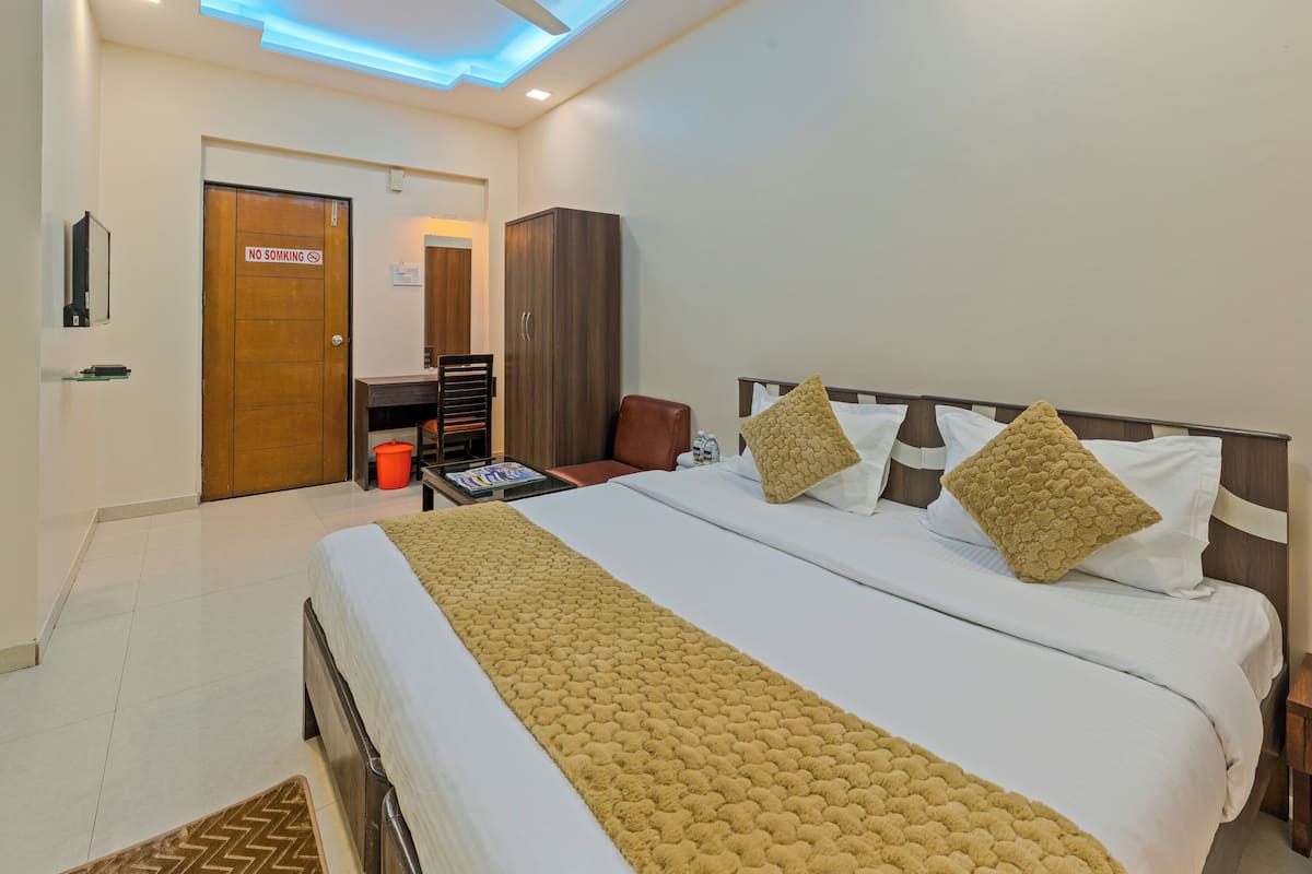 Desk, WiFi (free), bed sheets