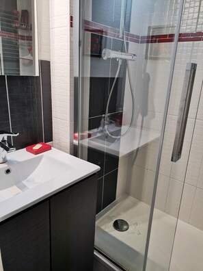 Bathroom - Apartment in DONVILLE (DONVILLE)