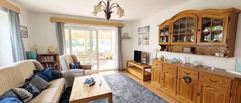 TV, fireplace, books, stereo