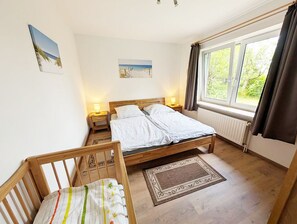 2 soverom, strykejern/-brett, reiseseng for barn og wi-fi (inkludert)