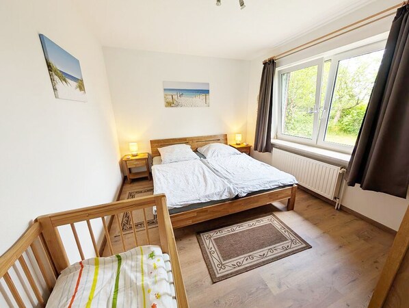 2 chambres, fer et planche à repasser, lit de bébé portatif